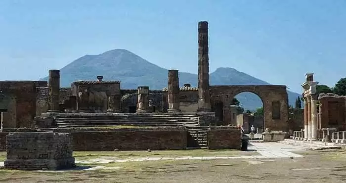 Letusan Gunung Vesuvius di kota Pompeii